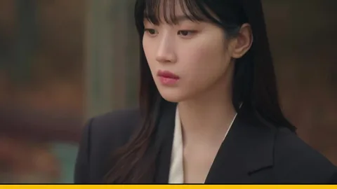 Moon Ga-young interpreta a Ahn Su-young, quien vaga entre la realidad y el amor.