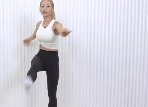 Hip Euddeum revela una rutina de 20 ejercicios para lograr abdominales marcados de cara a…