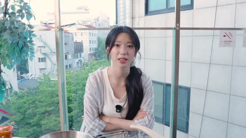 Kim Su-yun de Rocket Punch disfruta de un tiempo de relajación en un viaje de camping