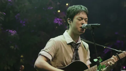Lacuna's Jang Kyung-min performs live version of 'Summer of the Universe' at concert