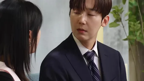 En la serie 'Our Happy Days,', Yoon Jong-hoon recuerda el pasado al mencionar la función …