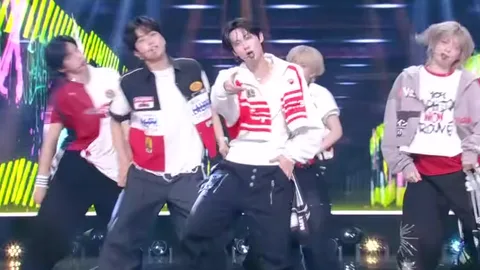 Lun8 presenta su actuación de 'SNEAKERS' en Music Bank
