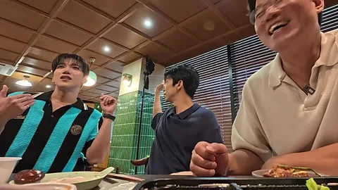 Los miembros de 2PM se reúnen para una animada fiesta en casa junto a Na Yeong-seok