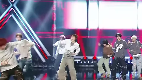 idntt presenta 'Kids Return' en el escenario de Show! Music Core.