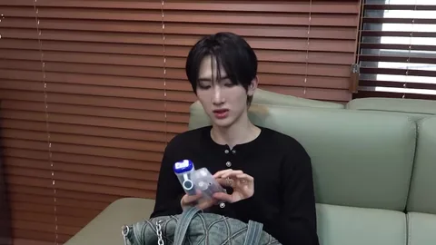 Seun de Xikers revela qué lleva en su bolso: What's in my bag