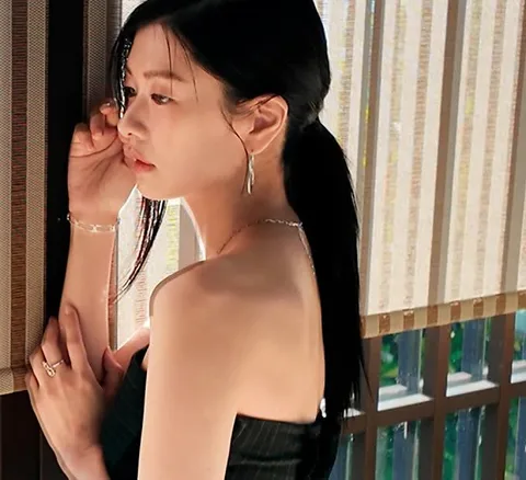 Jung So-min takes on night swimming during photo shoot in Okinawa