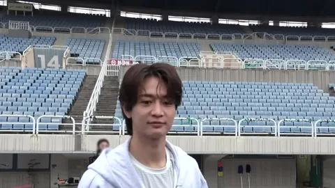 Behind the scenes of Minho's energetic commercial shoot, revealing his fitness enthusiast…