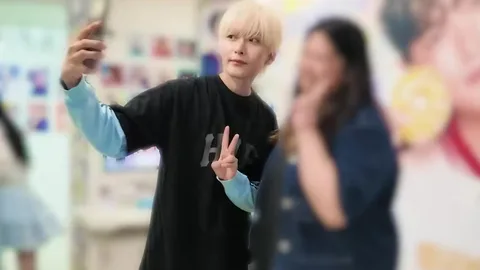 려욱, 생일 카페 순례하며 팬들과 눈맞춤…안경 고민은 결국 '안 씀'