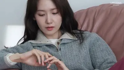 Im Yoona luce atuendos de otoño en medio de una ola de calor de 30 grados: detrás de cámaras de la…