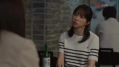 La verdad que enfrenta Ahn Hee-yeon: la identidad del fake father que Park Yu-na llevó a la reunión familiar.