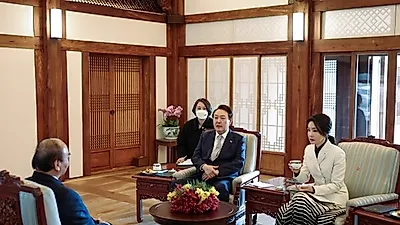 김건희, 슬리퍼에 다리 꼬고 ’논란’ 야당 “외교 자리인데 무례하다”