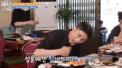 쓰던 집게로 고기 굽고 땀 '뚝뚝'…성훈 '줄서는 식당' 태도 논란