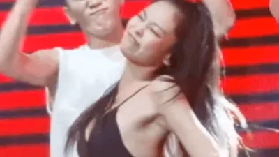 제니 맞아? 무대에서 갑자기 옷 벗더니…