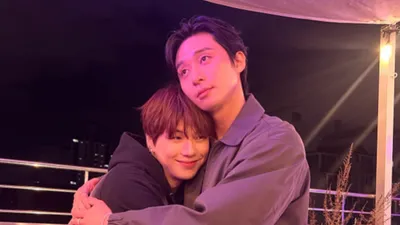 강다니엘, 누군가의 품에 폭 안겨서…충격적 조합