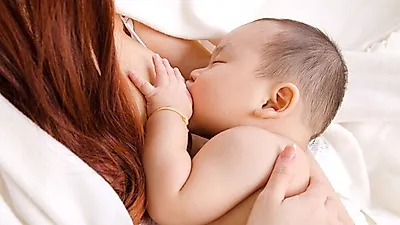 애기 모유수유 하는데 지켜보는 시어머니