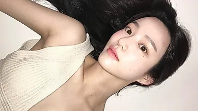 이유비, 훅 파인 파격 의상 입고 아찔한 매력 발산