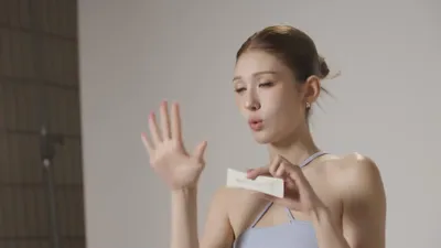 Detrás de cámaras de Jeon Somi en la campaña de FOODOLOGY: momentos que revelan su encanto natural