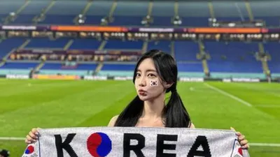 태극기 하나만 두르고…파격 패션 선보인 아나운서