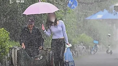 리어카 끄는 어르신에 우산 씌워준 여성, 신상에 추가 선행 알려져