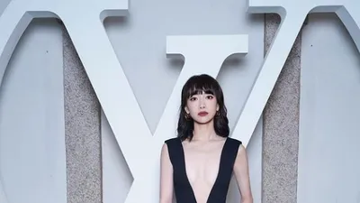 다 보이겠어…파격 의상 선보인 빅토리아