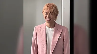 Park Yoo-chun, transformado con cabello rubio, comparte su actualidad en un escenario de Japón