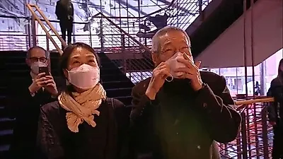 김민희, 홍상수 감독과 근황 공개…마스크에 가려진 미소
