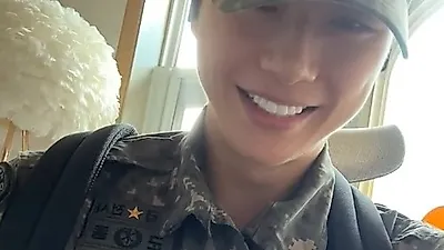Kang Daniel sonriendo mientras abraza a su gato, se alista en el ejército como instructor de 'soldados de élite'