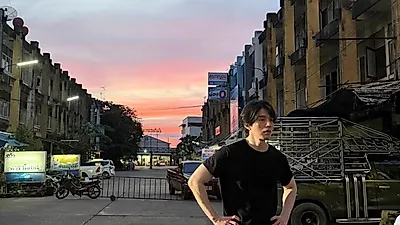 En la serie 'a memory of bangkok,', Lee Dong-wook comparte imágenes de su rodaje bajo el atardecer…