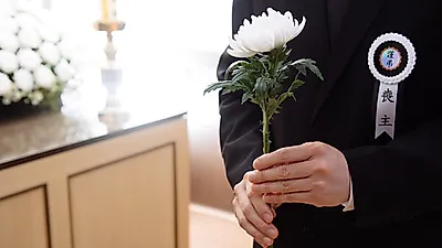 장례식장에 찾아 온 친구가 영정사진 앞에서…