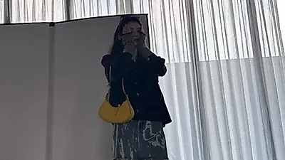 한소희, 지운 타투 다시 새겼다? 머리 가방에 얹고…