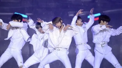 스트레이 키즈, 가요대전 썸머 무대 휩쓴 'MIROH'의 에너지