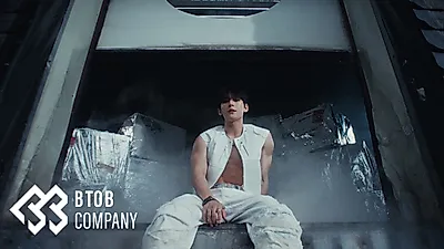 Minhyuk de BtoB, músculos de brazos abrumadores que sobresalen de su camiseta sin mangas