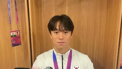 '금메달' 항저우AG 축구 국가대표 팬, 태극기 훼손 논란