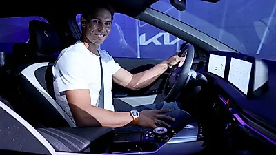 기아, 글로벌 홍보대사 라파엘 나달에게 EV6 전달