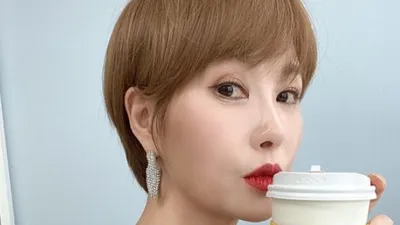 낼 모레 50대 맞아? 김선아, 어깨 노출로 섹시미 발산