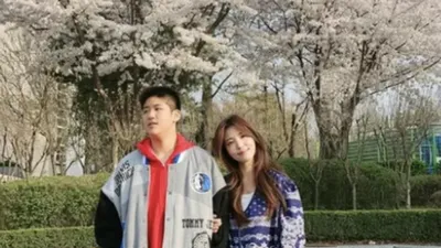 정시아, 남편 아닌 다른 남자와 팔짱끼고…