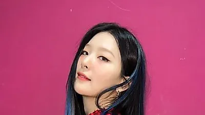 크롭티에 망사스타킹까지…레드벨벳 슬기 파격 변신