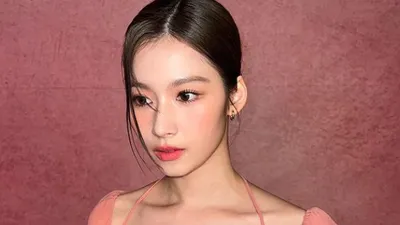 트와이스 사나, 가슴 활짝 열고 볼륨감 뽐내 