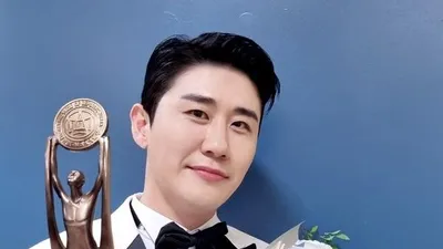 영탁, 제28회 대한민국 연예예술상 시상식서 올해의 가수상 수상