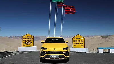보르기니의 슈퍼 SUV 우루스, 해발 5,883m 높이의 세계에서 가장 높은 도로 움링 라 도로(Umling La Pass) 횡단