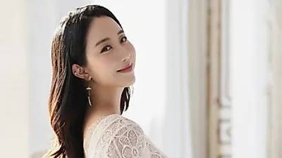 만삭의 몸으로 '전신 시스루' 화보 찍은 걸그룹 출신