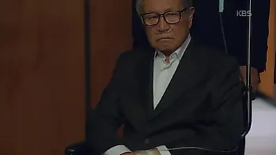 En la serie 'Our Happy Days', Lee Ho-jae aparece en la licitación de la residencia de ancianos de…