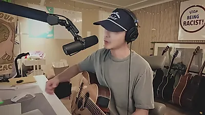로이킴이 재해석한 오아시스 'Wonderwall'…어쿠스틱 선율로 채운
