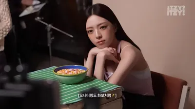 Yuna de ITZY destaca con su presencia en las imágenes detrás de cámaras de una sesión de comerciales.
