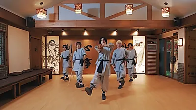 WayV, 쿵푸 무술 결합한 '鸢 (Vision Wings)' 안무로
