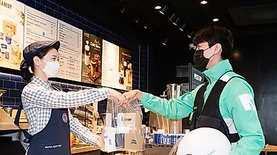 코로나19 재 확산과 연일 이어지는 폭염 탓에 커피 배달 서비스 수요급증