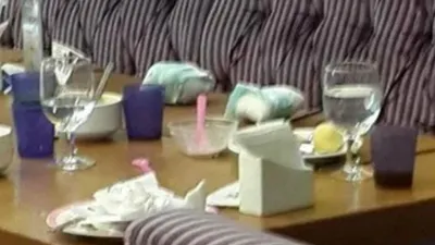 카페 테이블에서 기저귀를? "똥냄새 맡으면서 먹어"