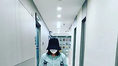 박나래, 목발 짚고 근황 공개 "나는 앞으로만 가지"