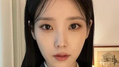 "감히 우리 애들을 건드려?" 아이유, 분노의 무표정으로 워킹