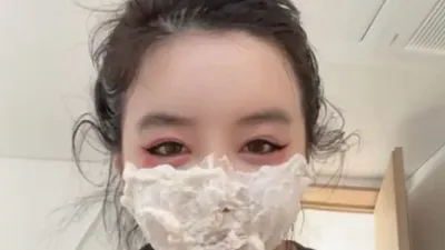 박봄, 쇄골에 상처 무슨일? 얼굴에 가득 칠하고…